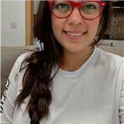 Profesora de inglés y biología ayuda a niños con sus clases y tareas escolares